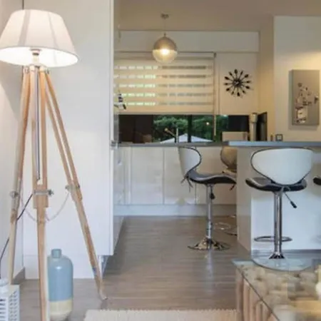 Modern Close To The Beaches With Garden Apartment